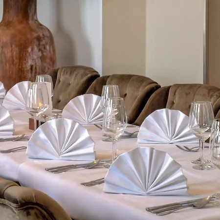 Schloss Rattey * Schonbeck (Mecklenburg-Vorpommern)